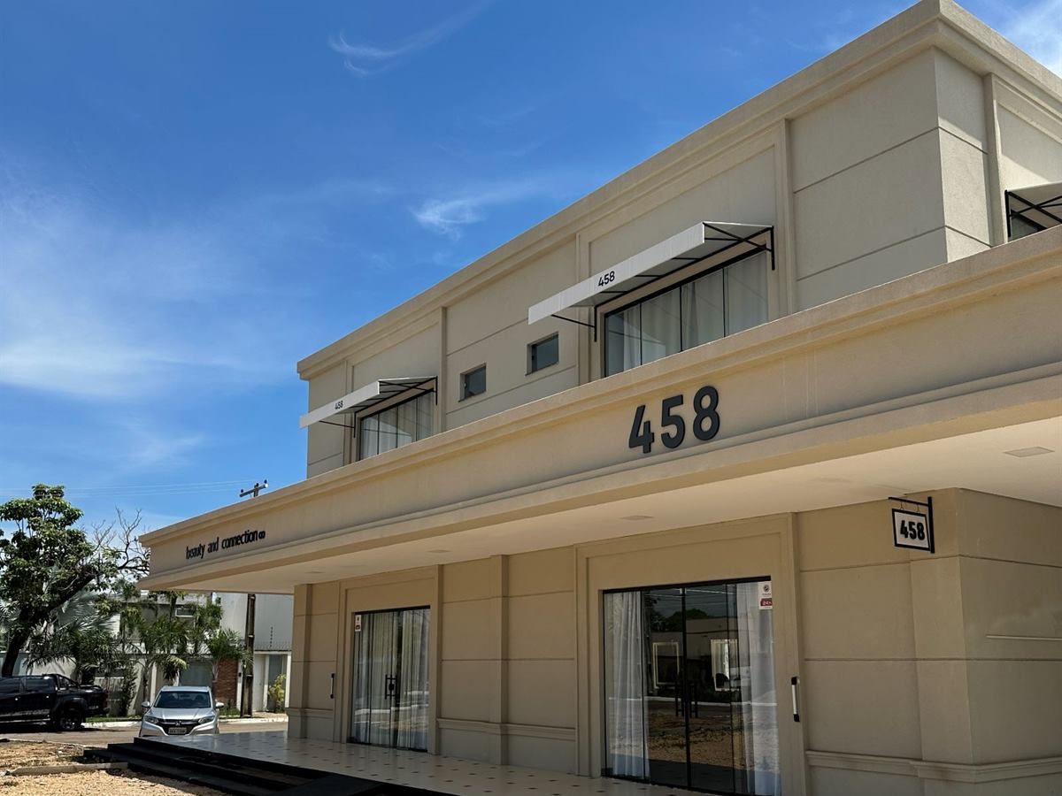 Edifício comercial de dois pavimentos com fachada clássica e marquise